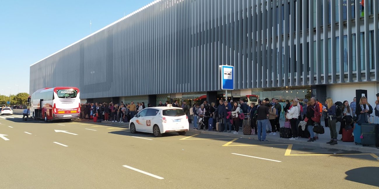 Cartagena requests that taxis from several municipalities be allowed to work at Murcia airport