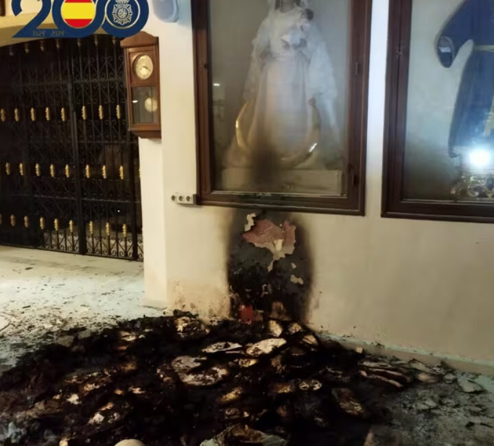 National Police rescue nun from a fire at the Poor Clares convent in Lorca